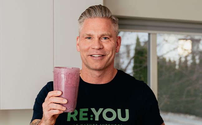 Johannes dricker proteinshake